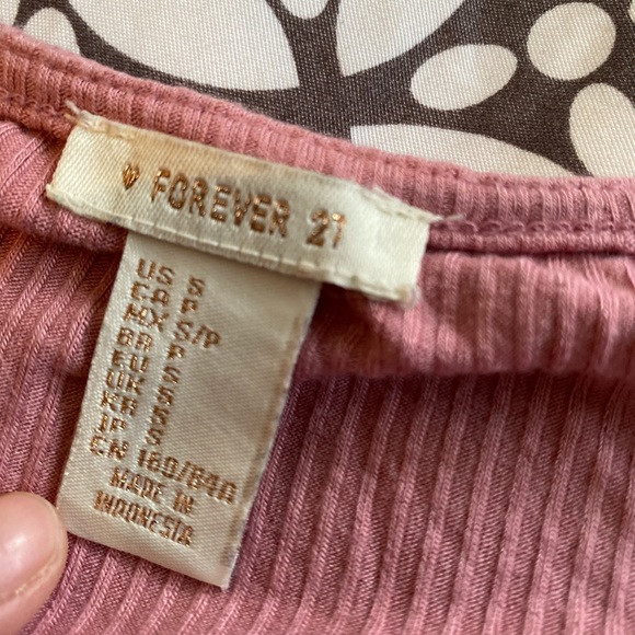 Crop top. Forever 21 - Picture 2 of 2